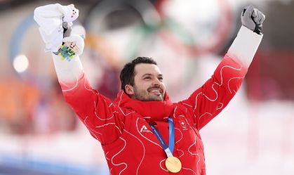 Loic Meillard, da Suíça, celebra a medalha de ouro conquistada no slalom do esqui alpino