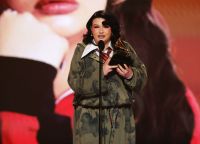 Lola Young ganha Grammy de Performance Solo de Pop após pausa na carreira