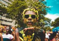 Vai pular como? Estilista revela as tendências do Carnaval 2026