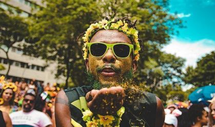 Vai pular como? Estilista revela as tendências do Carnaval 2026