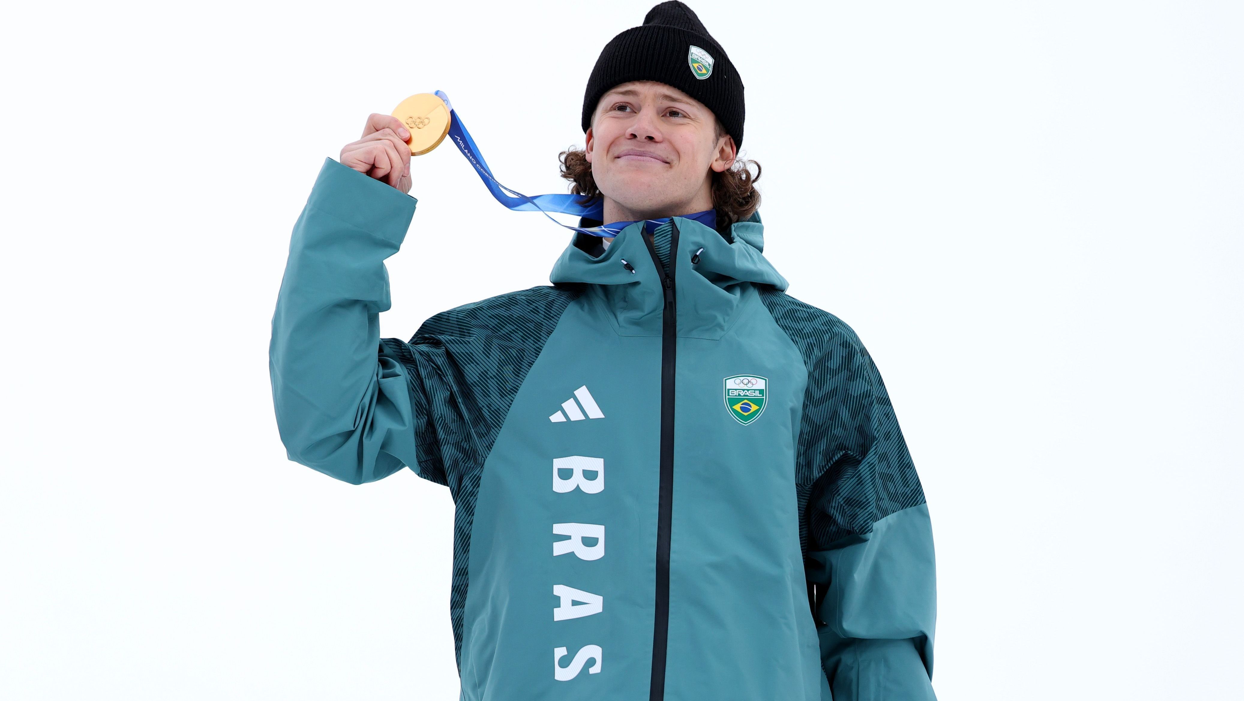 Lucas Pinheiro Braathen com a medalha de ouro conquistada em Milão-Cortina 2026