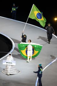 Lucas Pinheiro Braathen, porta-bandeira do Brasil, caminhando com a delega&ccedil;&atilde;o dentro do San Siro durante a cerim&ocirc;nia de abertura dos Jogos Ol&iacute;mpicos de Inverno de Mil&atilde;o-Cortina 2026