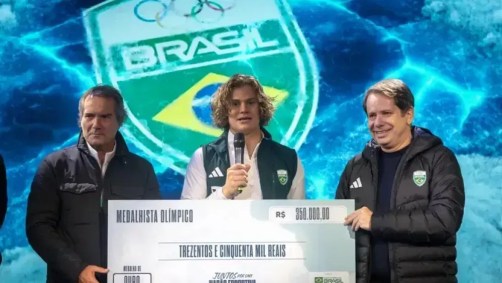 Lucas Pinheiro Braathen recebe cheque do Comitê Olímpico do Brasil após medalha de ouro na Olimpíada de Inverno.