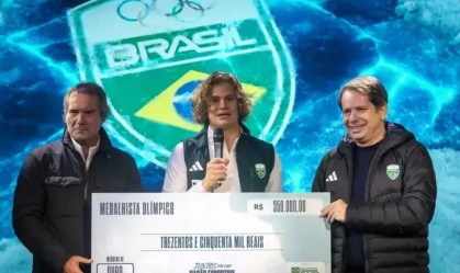 Lucas Pinheiro Braathen recebe cheque do Comitê Olímpico do Brasil após medalha de ouro na Olimpíada de Inverno.