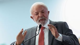 Lula manda recado a Trump após tarifa global: "Não queremos nova Guerra Fria"