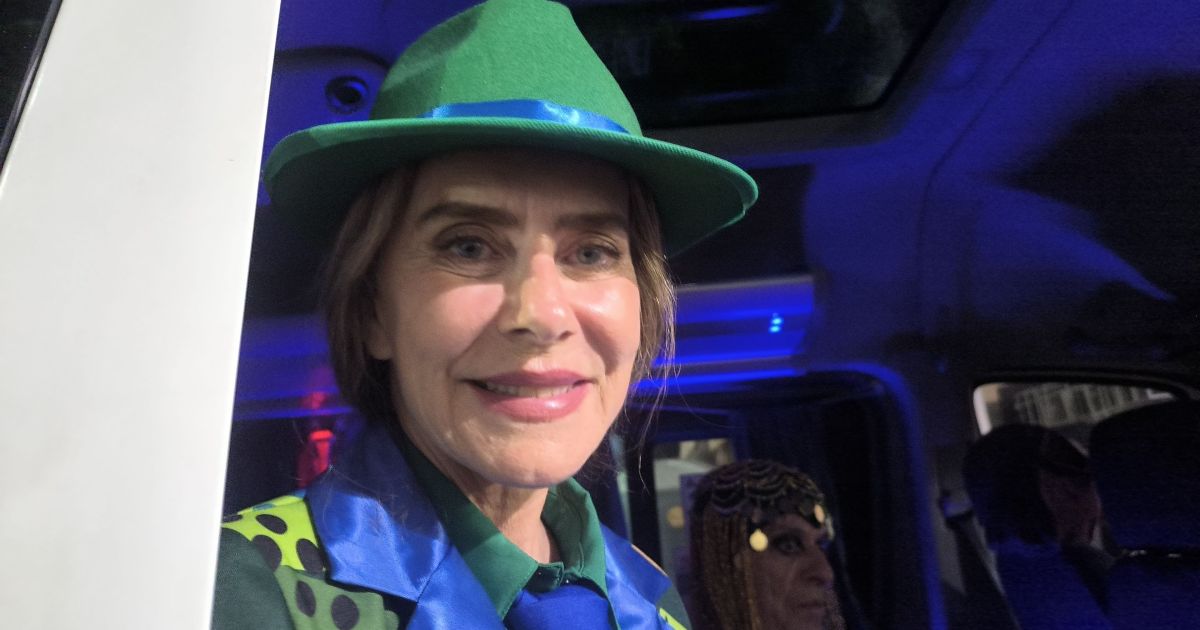 Maitê Proença prestigia e exalta Ney Matogrosso no Desfile das Campeãs