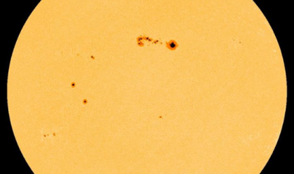 Mancha que causou megaexplosões no Sol formou ponto de interrogação deitado