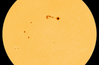 Mancha que causou megaexplosões no Sol formou ponto de interrogação deitado