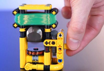 mão-acionando-motor-de-LEGO