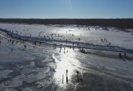 Vídeo: Poloneses caminham em mar congelado em meio ao frio extremo