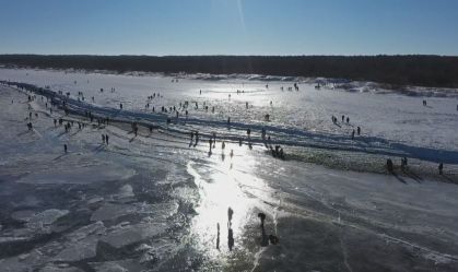 Vídeo: Poloneses caminham em mar congelado em meio ao frio extremo