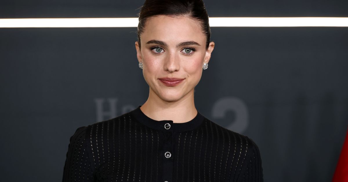 Sandália sem sola? Conheça modelo da Chanel usado por Margaret Qualley