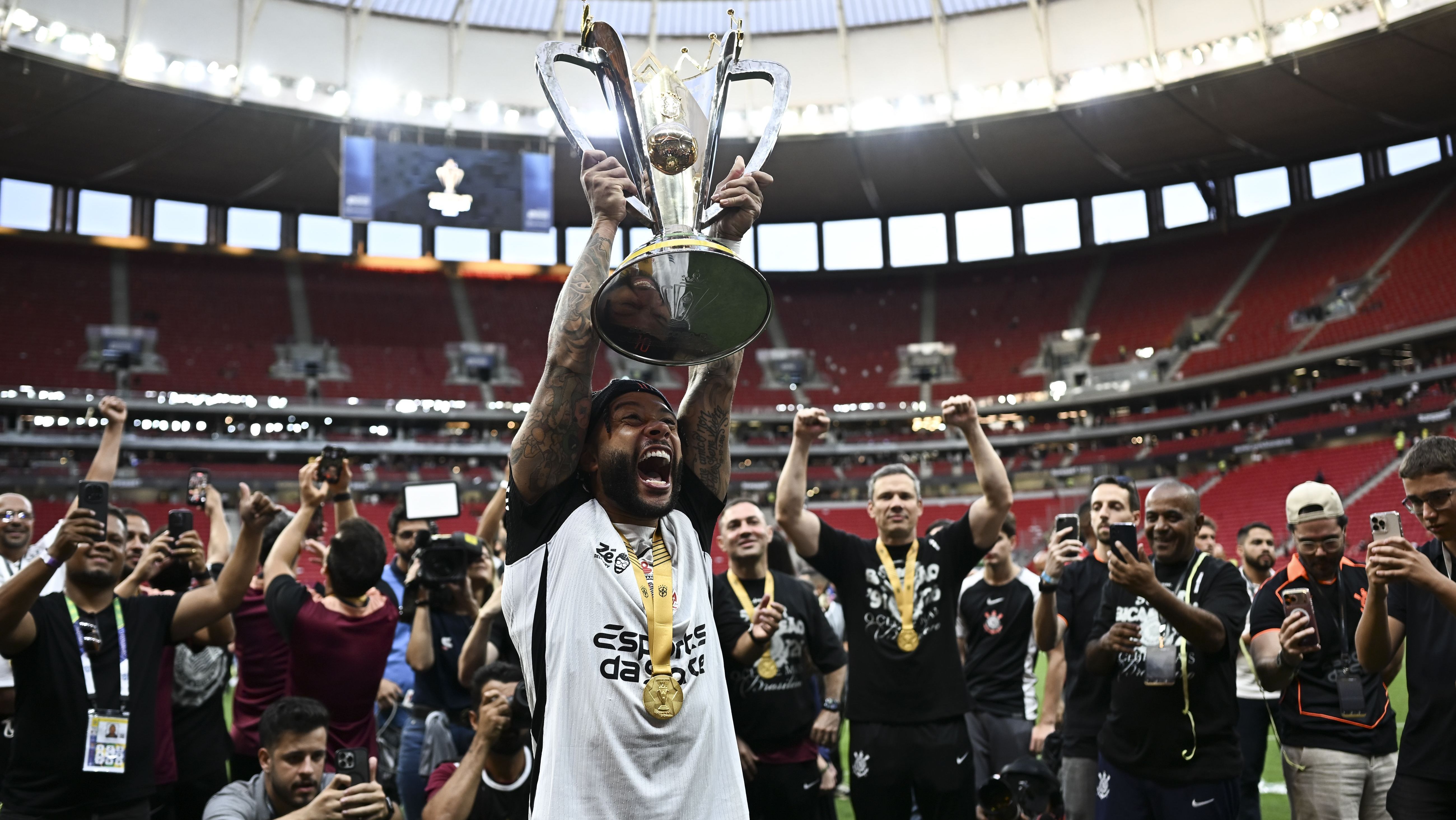 Memphis Depay levanta o troféu de campeão da Supercopa do Brasil pelo Corinthians após vitória sobre o Flamengo