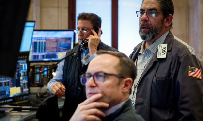 Operadores na bolsa de Nova York em 25/02/2026