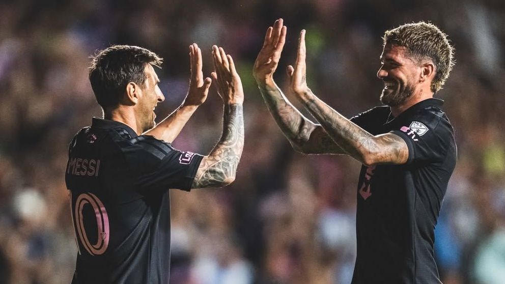 Messi e De Paul comemorando gol no amistoso contra o Independiente del Valle