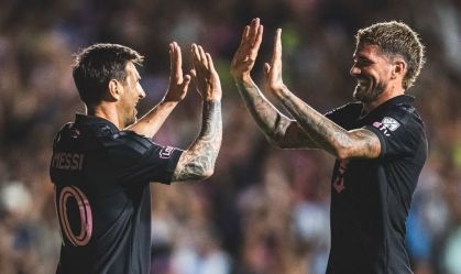 Messi e De Paul comemorando gol no amistoso contra o Independiente del Valle