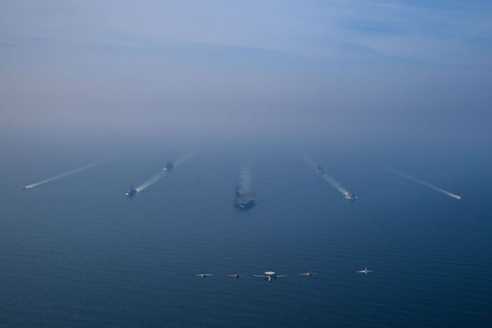 Vista aérea do Grupo de Ataque do Porta-Aviões USS Abraham Lincoln em operação no Mar Arábico, escoltado por dois navios de reabastecimento militar e duas embarcações da Guarda Costeira dos EUA, enquanto caças da Ala Aérea Embarcada Nove realizavam operações de voo sobre o Mar Arábico, em 6 de fevereiro de 2026. • US CENTCOM/Handout/Anadolu via Getty Images