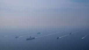 EUA aumentam pressão militar sobre o Irã antes de negociações em Genebra