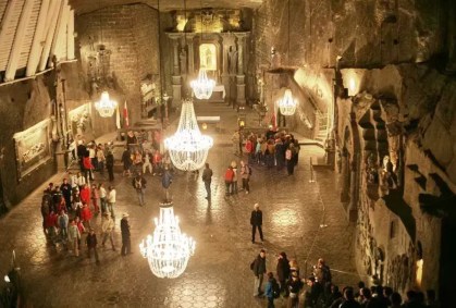 Na Polônia, visitantes lambem paredes de mina de sal: conheça Wieliczka