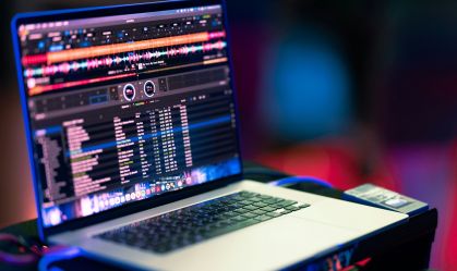 13 milhões de músicas continham IA, diz pesquisa da Deezer sobre 2025