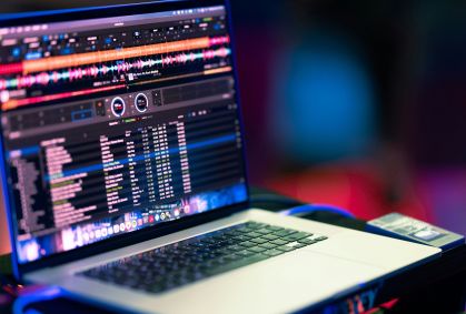 13 milhões de músicas continham IA, diz pesquisa da Deezer sobre 2025