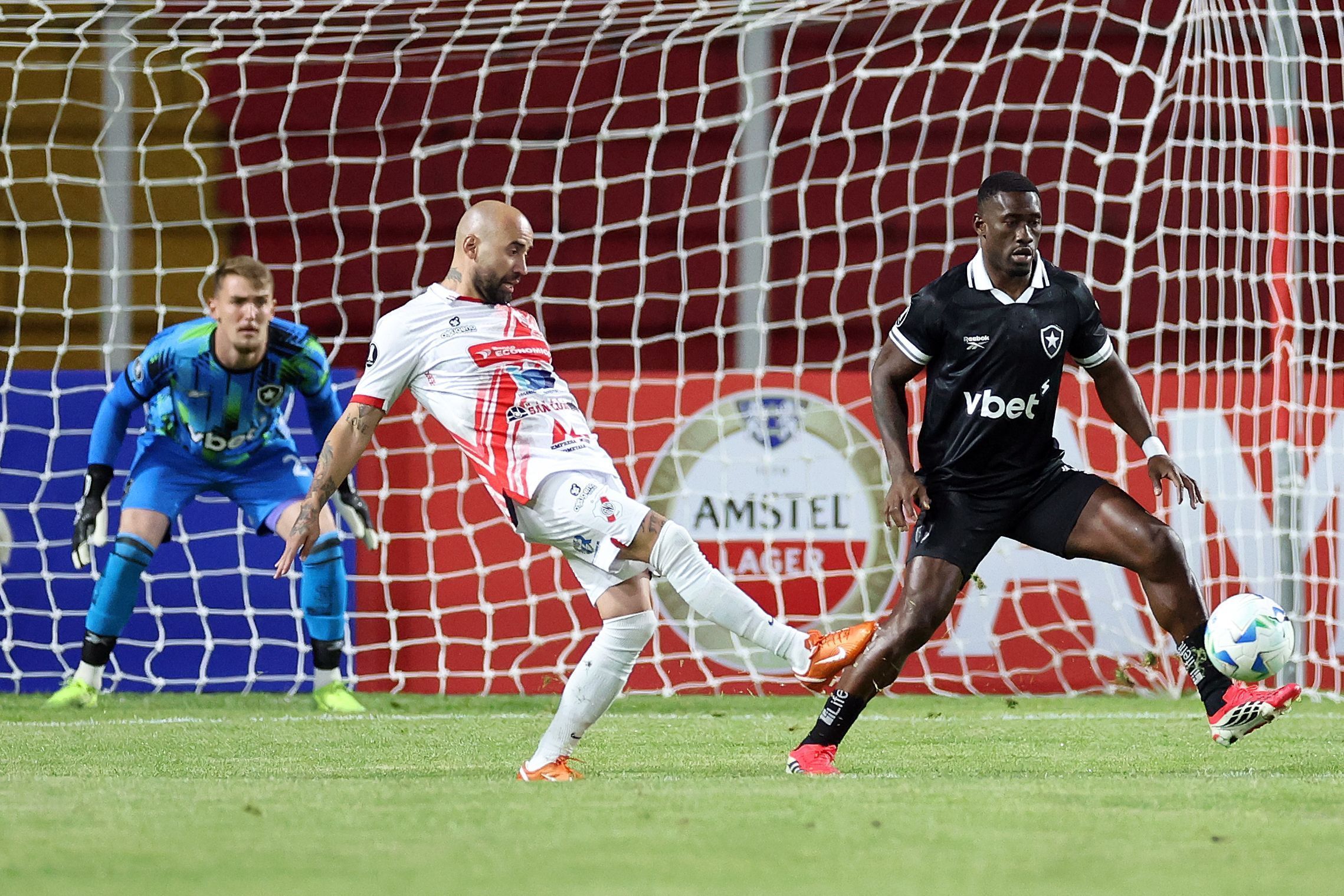Lance de Nacional Potosí x Botafogo pela Libertadores