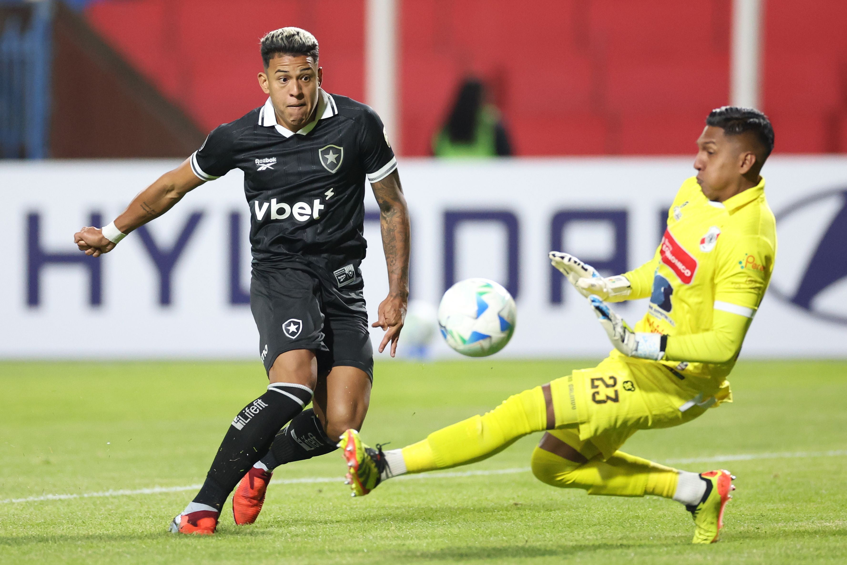 Lance de Nacional Potosí x Botafogo pela Libertadores