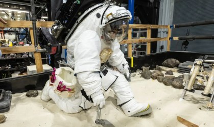 Nasa avança em novo traje para astronautas pisarem na lua; veja