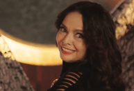 Natasha, de "Vamp", aparece em "Êta Mundo Melhor!" e web aponta erro grave