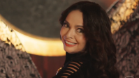 Natasha, de "Vamp", aparece em "Êta Mundo Melhor!" e web aponta erro grave