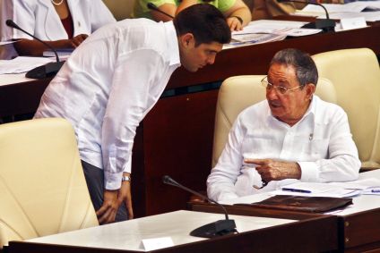 O então presidente cubano Raúl Castro (à direita) conversa com seu neto e guarda-costas Raúl Guillermo Rodríguez Castro durante uma sessão da Assembleia Nacional de Cuba no Palácio das Convenções, em 1º de agosto de 2010, em Havana, Cuba.