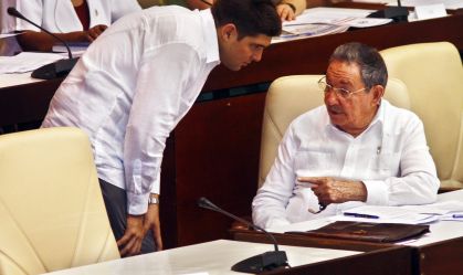 O então presidente cubano Raúl Castro (à direita) conversa com seu neto e guarda-costas Raúl Guillermo Rodríguez Castro durante uma sessão da Assembleia Nacional de Cuba no Palácio das Convenções, em 1º de agosto de 2010, em Havana, Cuba.