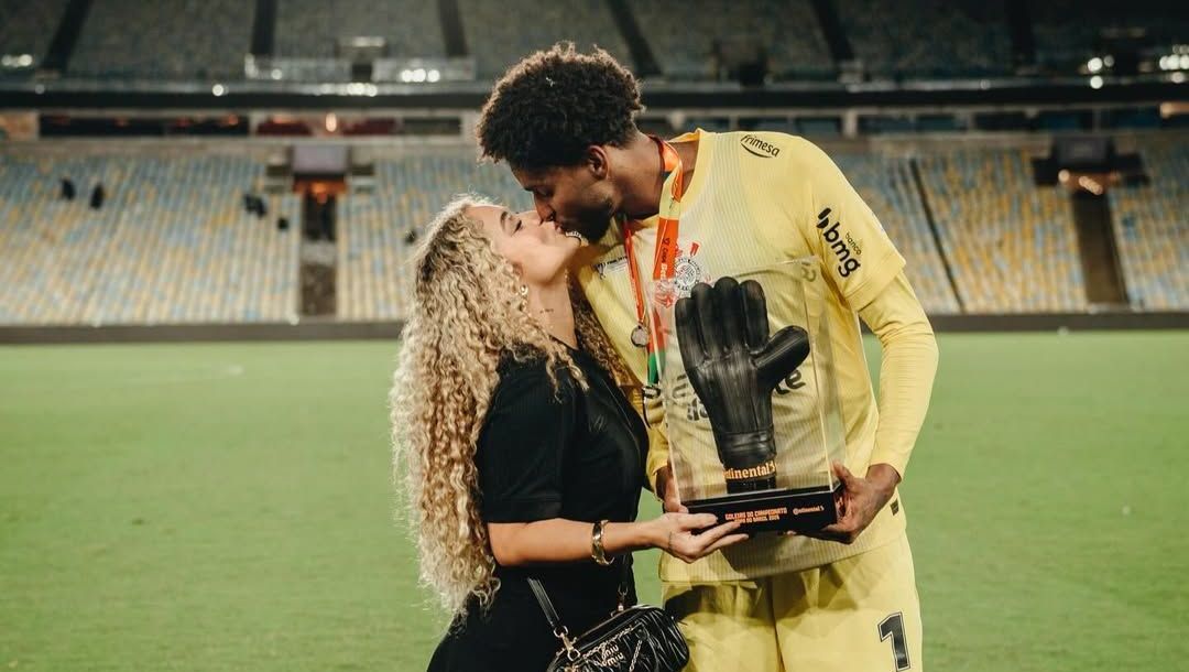 Rauany Barcellos e Hugo Souza após a final da Copa do Brasil; noiva defendeu o goleiro após caso de racismo