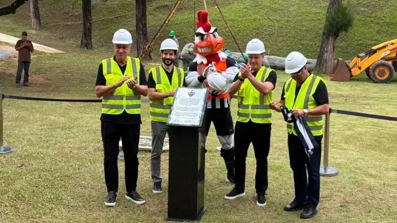 Diretoria do Atlético-MG em lançamento de obras para a base na Cidade do Galo