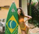 Olivia Dean: revelação do Grammy ama o Brasil e apoia ONG da Rocinha