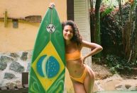 Olivia Dean: revelação do Grammy ama o Brasil e apoia ONG da Rocinha