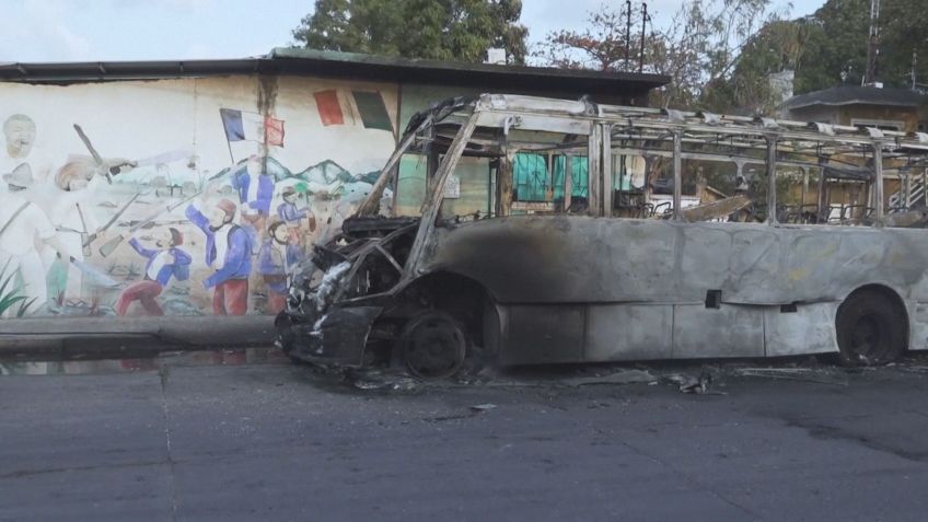 Ônibus incendiado em frente à escola no México • Reuters