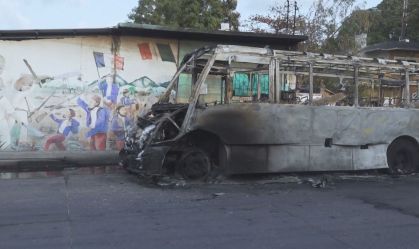 Ônibus incendiado em frente à escola no México