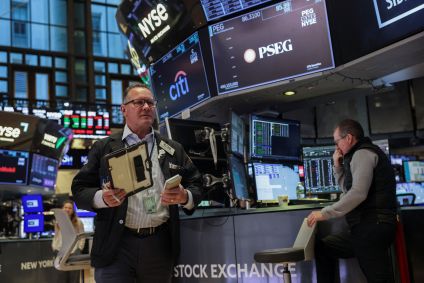 Operadores na bolsa de Nova York em 24/02/2026