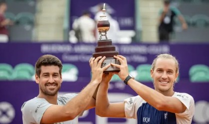 Orlando Luz e Rafael Matos com a taça do ATP 250 de Buenos Aires.