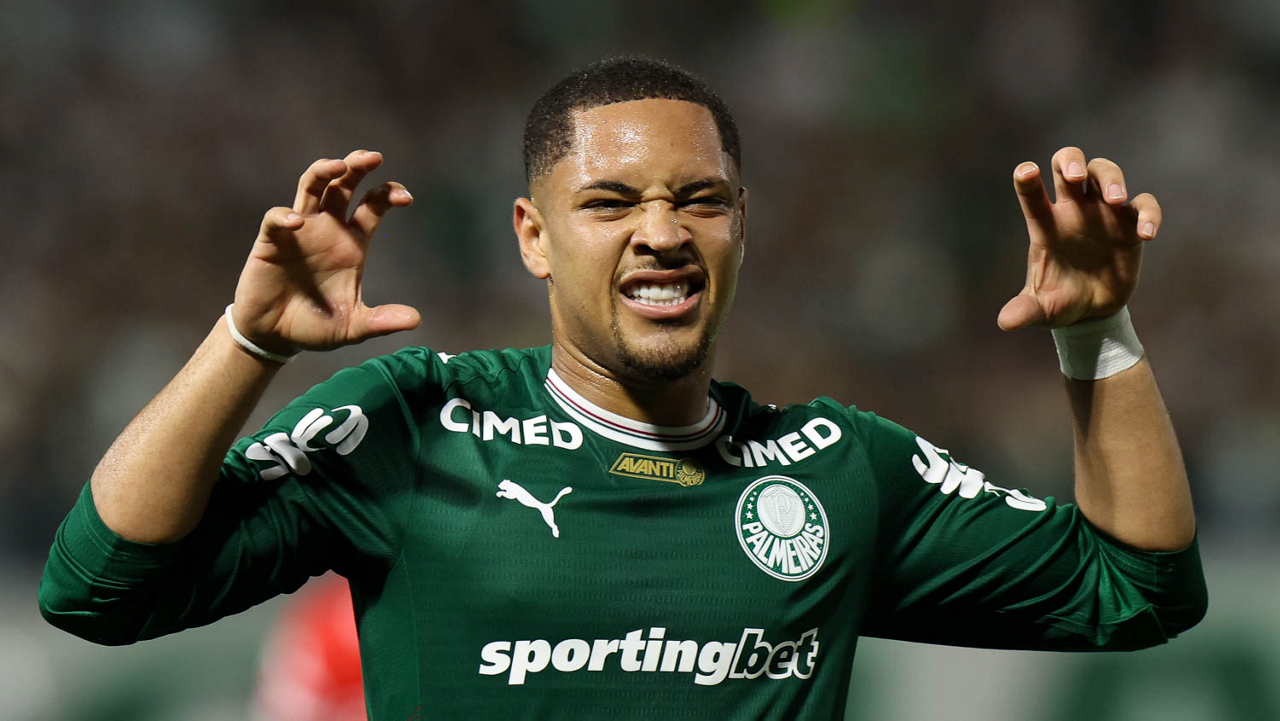 Vitor Roque comemora gol sobre o Capivariano nas quartas de final do Paulistão