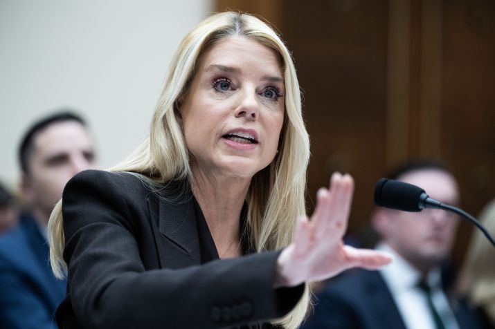 A procuradora-geral dos EUA, Pam Bondi, presta depoimento durante a audiência do Comitê Judiciário da Câmara intitulada "Supervisão do Departamento de Justiça dos EUA", no edifício Rayburn, na quarta-feira, 11 de fevereiro de 2026. • Tom Williams/CQ-Roll Call, Inc via Getty Images