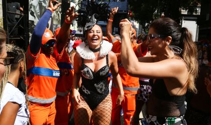 No Rio, Paolla Oliveira se diverte no Cordão da Bola Preta; veja fotos