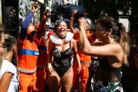 No Rio, Paolla Oliveira se diverte no Cordão da Bola Preta; veja fotos