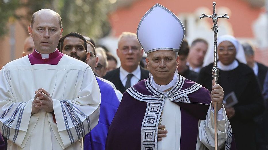 Papa Leão XIV caminha em procissão da Igreja de Santo Anselmo até a Basílica de Santa Sabina para celebrar a Quarta-feira de Cinzas, que marca o primeiro dia da Quaresma