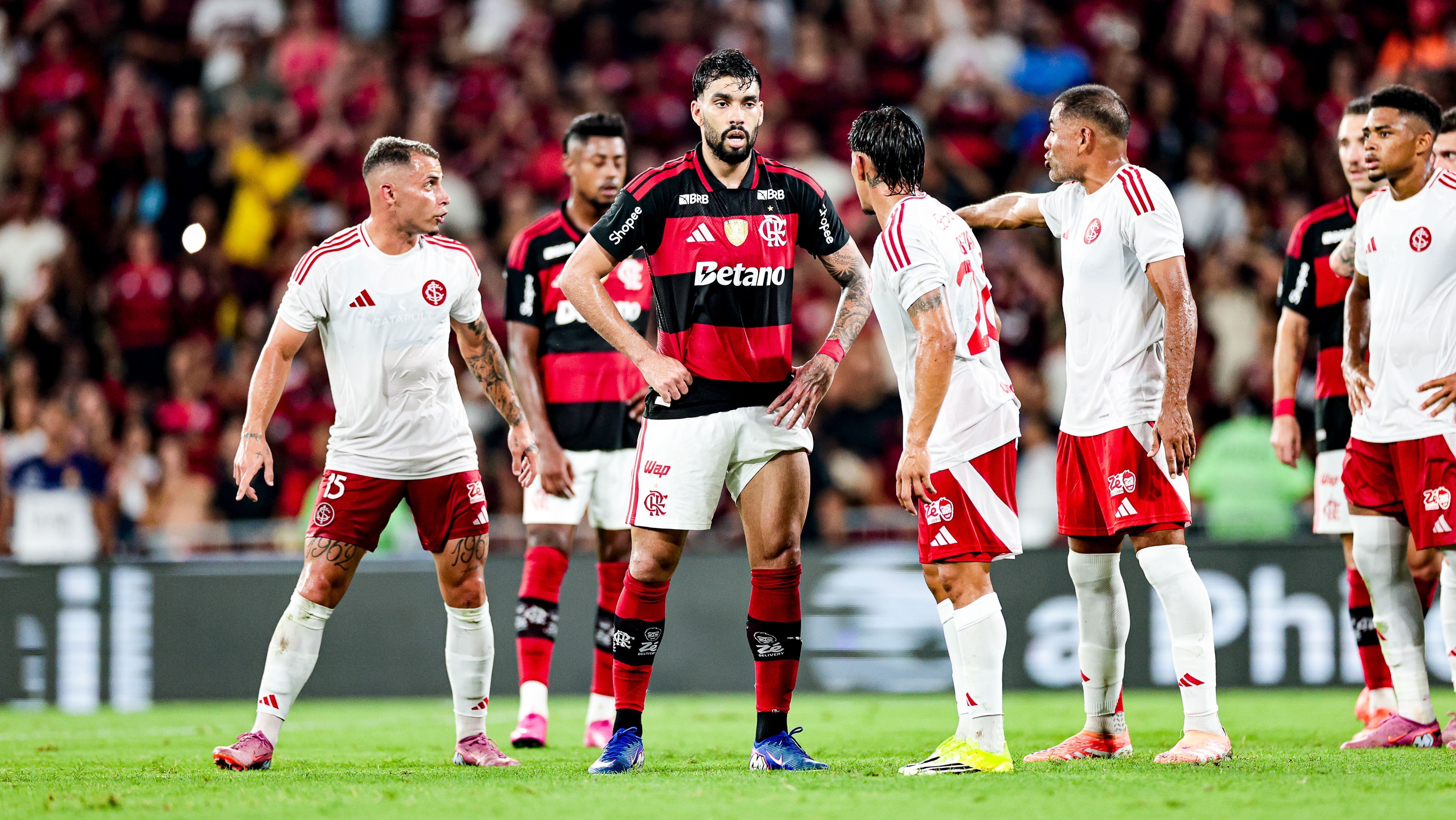 Lucas Paquetá em lance de Flamengo x Inter pelo Brasileirão