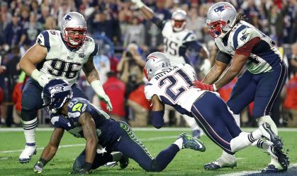 Malcolm Butler celebra com seus companheiros do Patriots a interceptação em cima de Ricardo Lockette do Seahawks no Super Bowl XLIX