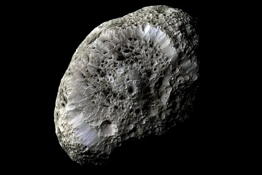 Uma imagem em cores falsas da lua Hiperião de Saturno, obtida durante a passagem da sonda Cassini em setembro de 2005 • NASA/JPL/Instituto de Ciências Espaciais
