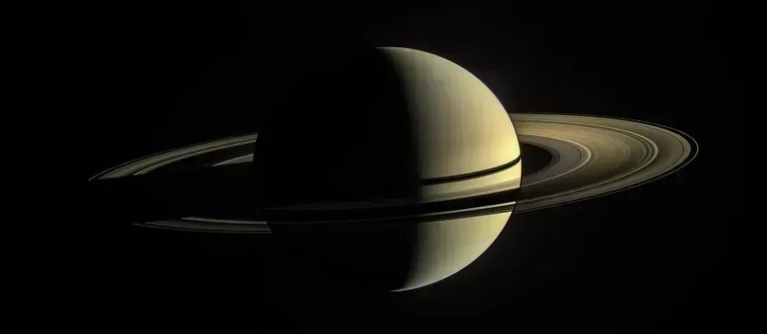 Os anéis de Saturno estão inclinados cerca de 26,7 graus em relação ao plano orbital do planeta • NASA/JPL-Caltech/Instituto de Ciências Espaciais