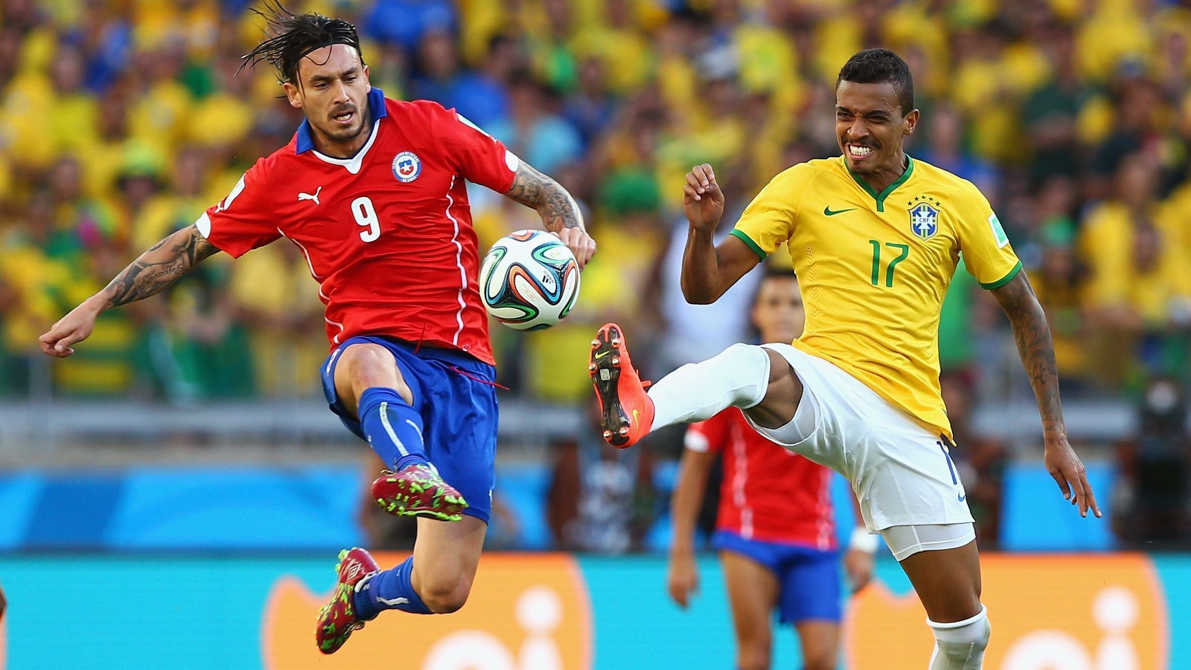 Mauricio Pinilla disputa bola com Luiz Gustavo em Brasil x Chile pelas oitavas de final da Copa do Mundo de 2014